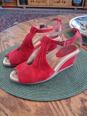 Earth Caper Bright Red Leather Ankle Strap Peep Toe Wedge Sandals Size 7.5